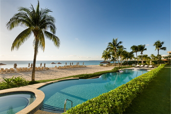 Club Se7en at Beachcomber